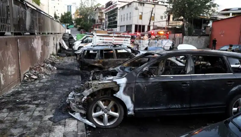 Sanayide Tamir Bekleyen Araçlar Korkunç Yangında Küle Döndü