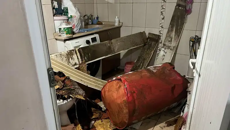 Ege Bölgesi’ni Şoke Eden Fırtına: Ağaçlar Devrildi, Caddeler Beyaz Kıyafet Giydi!