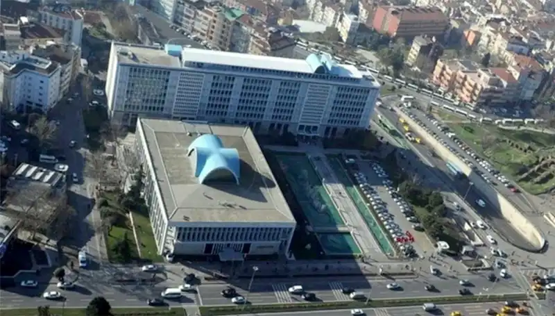 İBB Soruşturmasında WhatsApp Grubu Mesajları Neden Gündemde?