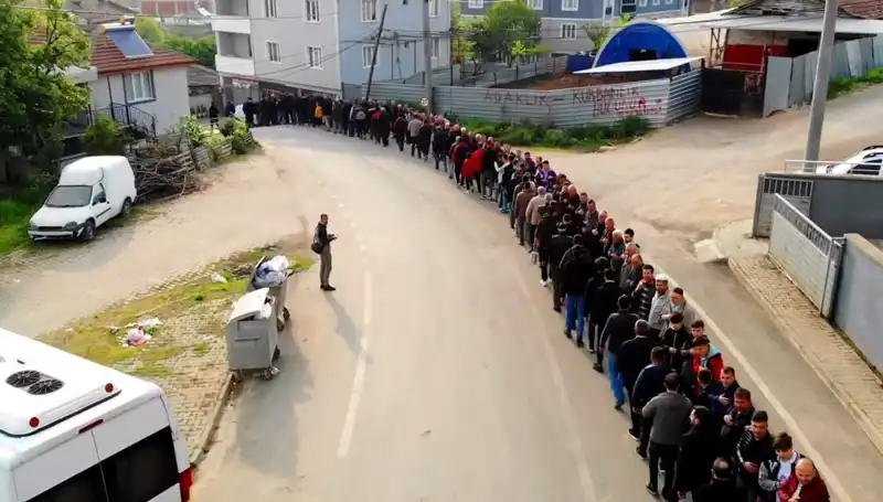 Bursa’nın O Mahallesinde 1 Kilometre Uzayan Bayramlaşma Kuyruğu Coşkusu