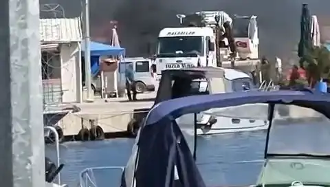 Tuzla Balıkçı Barınağında Yangın! Lastikler Alev Alev Yandı