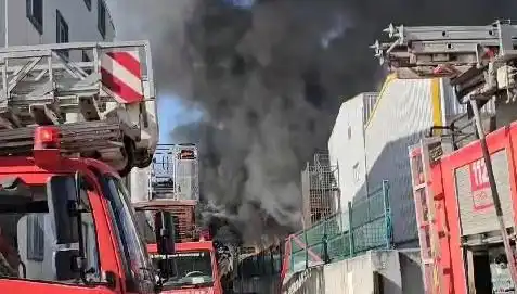 Tuzla'da Yangın Krizi: Fabrika alev alev, Ancak Kontrol Altında!