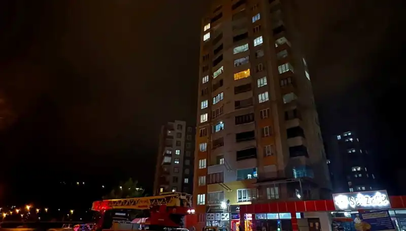 Apartman Çatısına Düşen Yıldırım: Yaşanan Korku Dolu Anlar