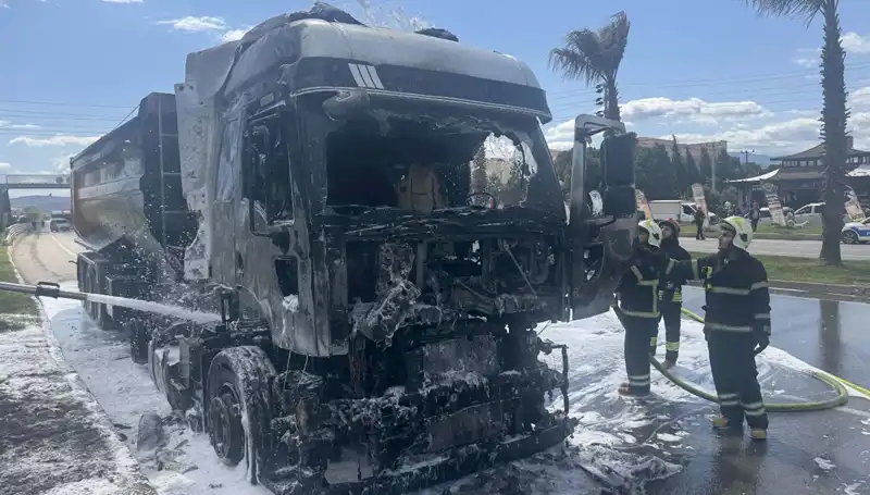 Kum Yüklü TIR Yangını, Trafikte Korku Dolu Anlar Yaşattı