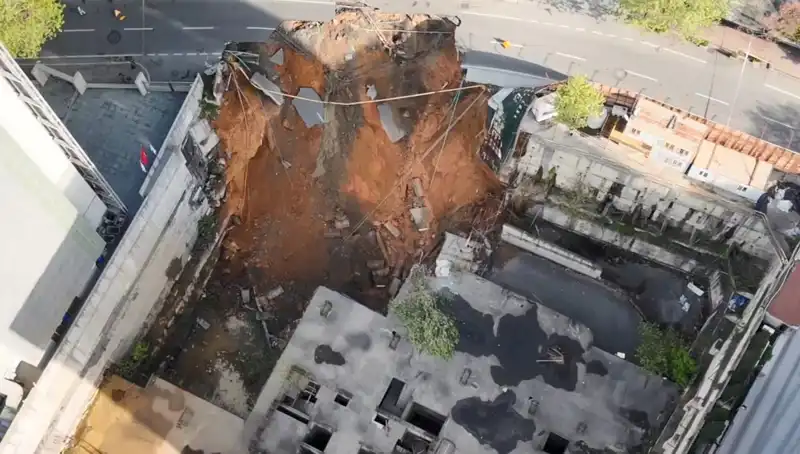 Sarıyer'de Aniden Çöken Yol, Trafiği Olumsuz Etkiledi