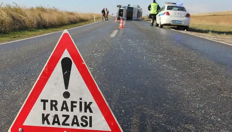 Otomobil Servis Minibüsüne Çarptı: 6 Çocuk da Dahil 8 Yaralı
