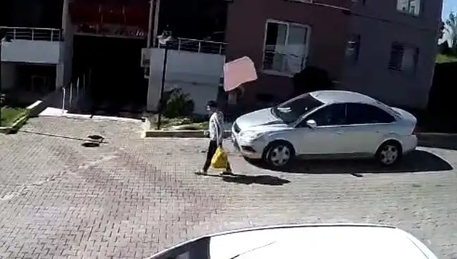 Çatısından Düşen Fayanstan Saniyelerle Kurtulan Adamın Hikayesi