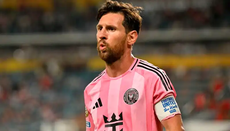 Messi'nin Debütünde Şok: Son Dakika Şutu Direkten Döndü!