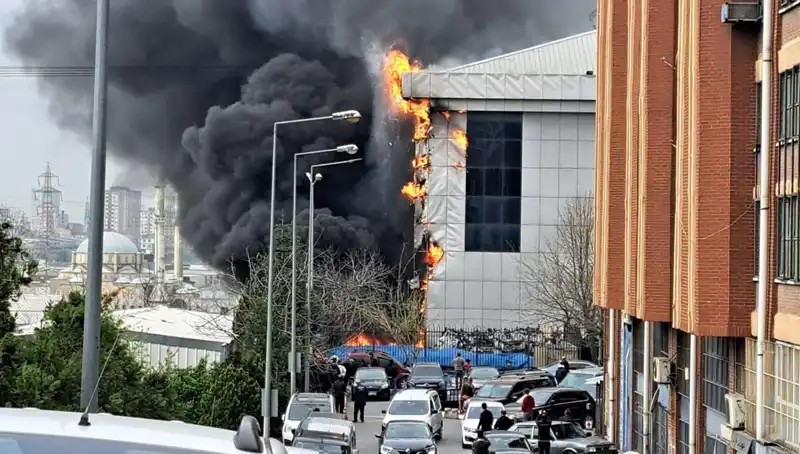 Başakşehir Sanayi Sitesi'nde Büyüyen Yangın: Ekipler Seferber Oldu