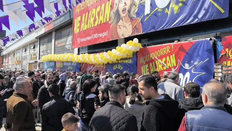Bursa'da İndirim İzdihamı: Alışveriş Tutkunları Marketlere Akın Etti!