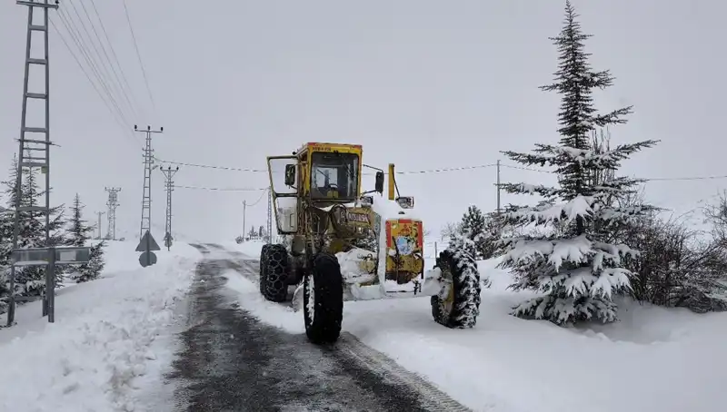 Kayseri'deki Kış Şartlarıyla Mücadele: Kapanan Yollar Yeniden Açılıyor