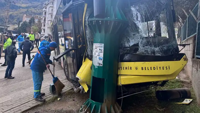 Bursa'da Belediye Otobüsü Kazası: 8 Kişi Yaralandı, Detaylar Ortaya Çıktı