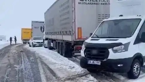 Kars-Ardahan Karayolunda Kar Yağışı: TIR'lar Yolda Kaldı ve Trafik Durdu!