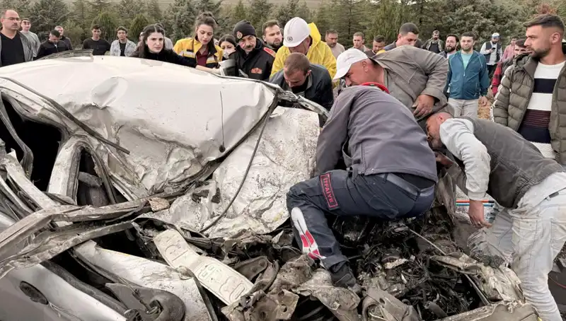 TIR ile Çarpışan Araç Kağıt Gibi Ezildi: Kaza Anı İnanılmaz!