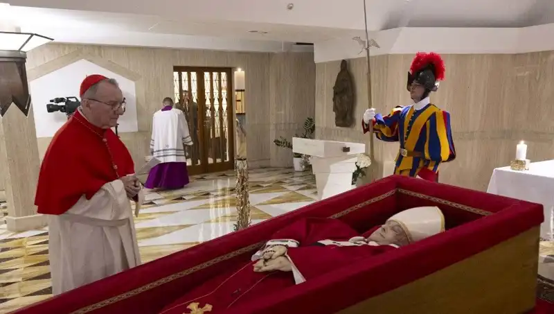 Papa'nın Tabutundaki Fotoğraflar Ortaya Çıktı, Duygusal Anlar Paylaşıldı
