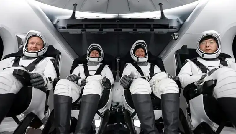 SpaceX Tarihi Görevinde İki Uzay Yolcusunu Başarılı Bir Şekilde Dünyaya Döndürdü!