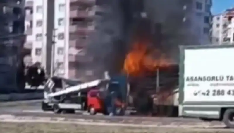 TIR Yangını Korkunç Manzaralarla Sonuçlandı: Alevler İçinde Kalan Araç