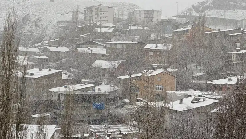 Hakkari'de Nisan Ayında Yağan Kar, Doğada Büyüleyici Manzaralar Oluşturdu