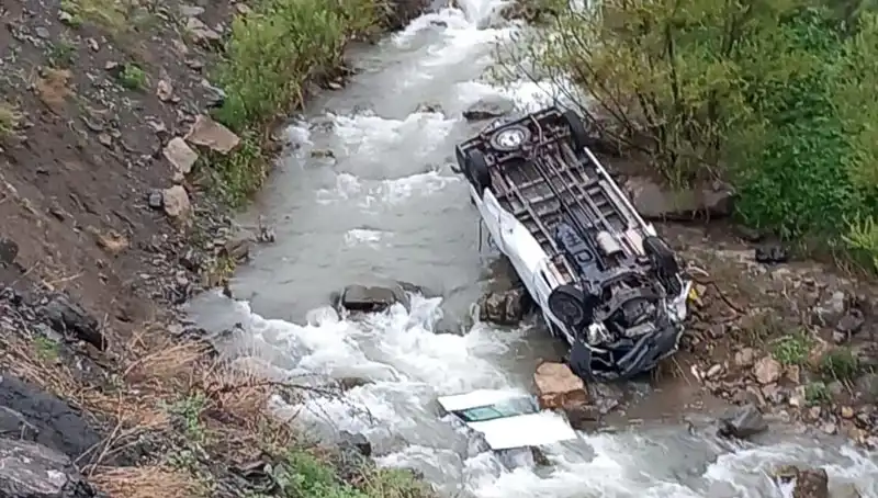 Hakkari'de Feci Kaza: Minibüs Devrildi, İki Hayat Kayıp!