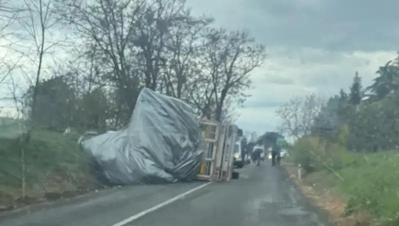 Tekirdağ'da Saman Yüklü TIR Devrildi, Trafikte Aksamalara Neden Oldu
