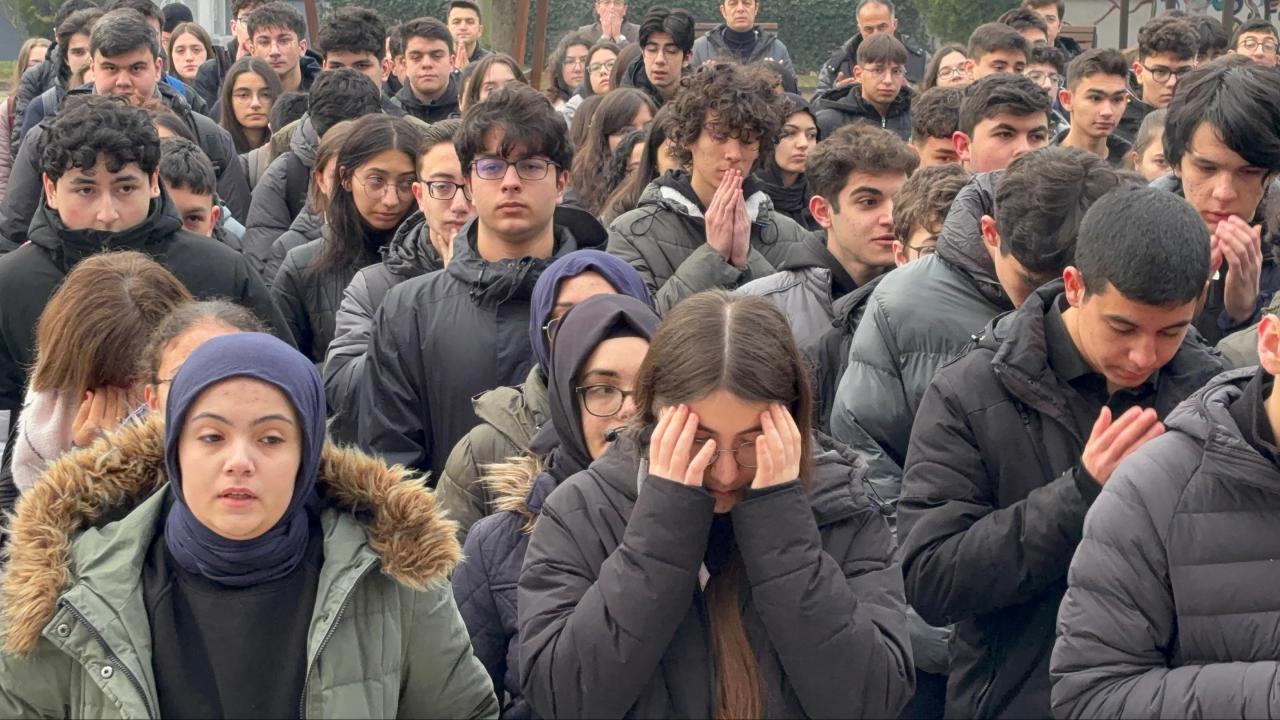 Okulda yangın faciasında hayatını kaybeden öğrencileri anma töreni düzenlendi.