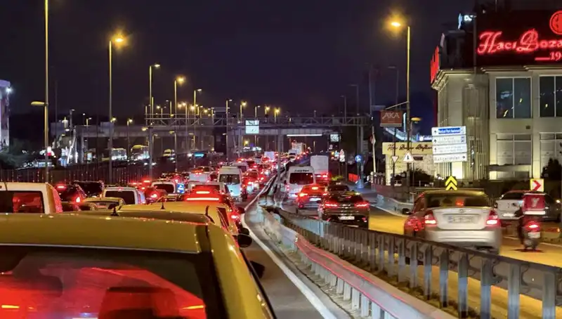 Yenibosna Metrobüs Yaya Üst Geçidinde Yeni Güvenlik Çalışmaları Başlıyor!