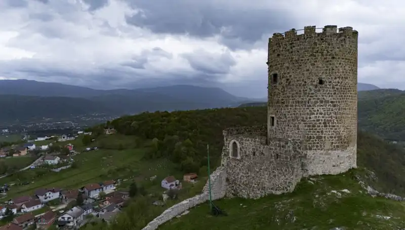 Zamanın Unutmadığı Hazine: Sokolac Kalesi’nin Efsanevi Hikayesi