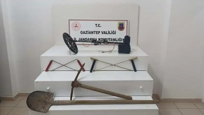 Defineci Avına Çıkıldı: Kaçak Kazı Yapan İki Kişi Yakalandı!