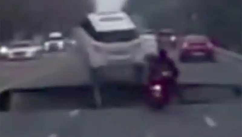 Güney Kore Otoyolunda Beliren Dev Çukur Motosikleti Yuttu!