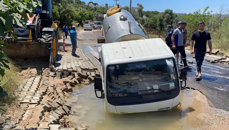 Bodrum'da Su Hattı Patladı, Tanker Çukura Düşerek Faciaya Yol Açtı