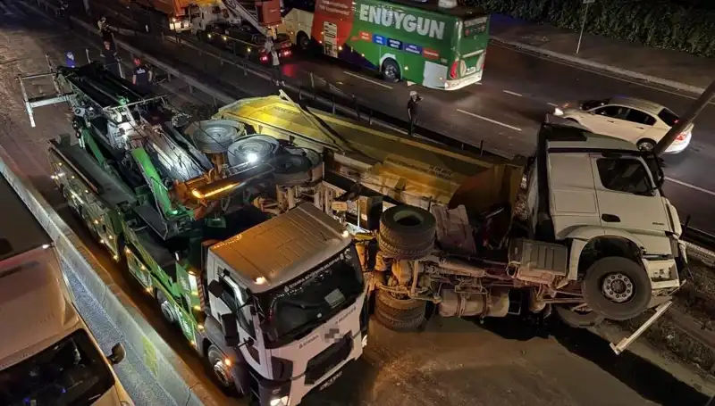 Moloz Yüklü Hafriyat Kamyonu Devrildi, Olay Yerinde Nefesler Kesildi!