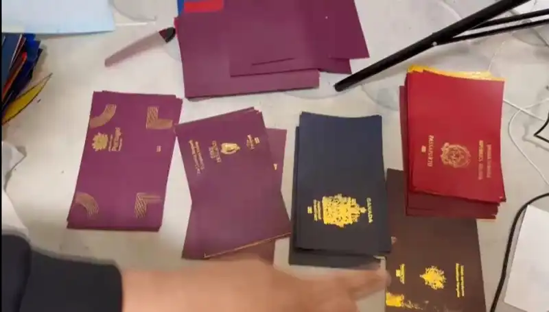 Sahte Belgeler Çetesi Çökertildi: Pasaport, Vize ve Ehliyet Operasyonu