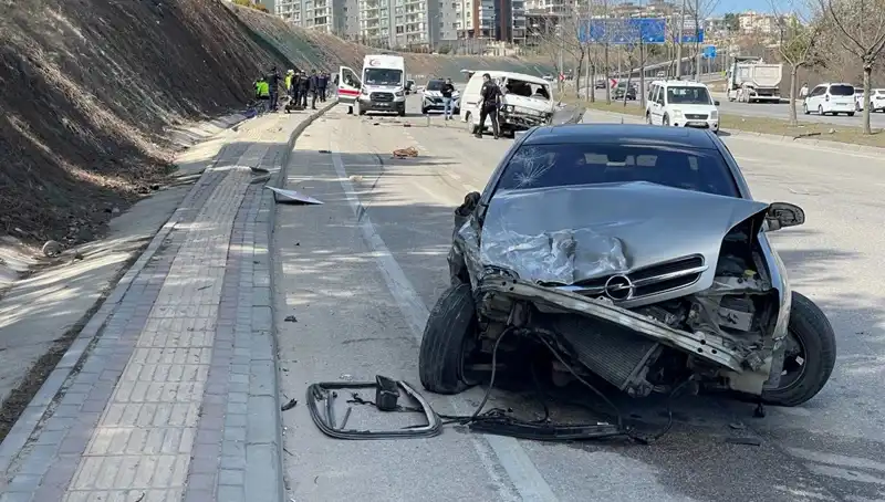 Otomobilin Minibüse Çarpması Sonucu Facia: 1 Ölü, 3 Yaralı