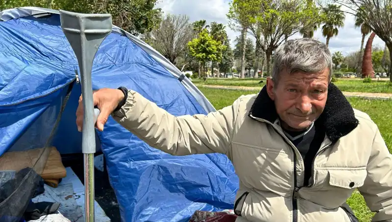 Kaza Sonrası Hayatı Değişen Adam Parkta Çadırda Yaşıyor