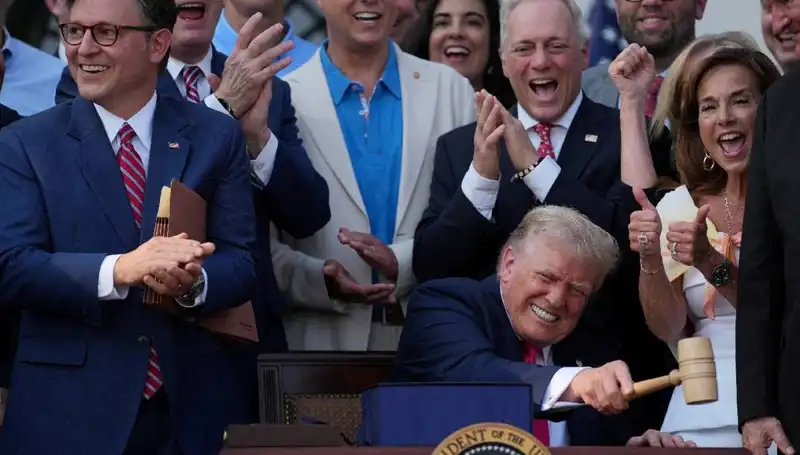 Trump, Devletin Geleceğini Belirleyecek "Büyük, Güzel Yasa Tasarısı"nı İmzaladı