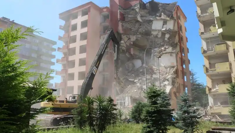 Depremin Yerine Dalgalar! İki Bina Yıkımına Hızla Başlandı