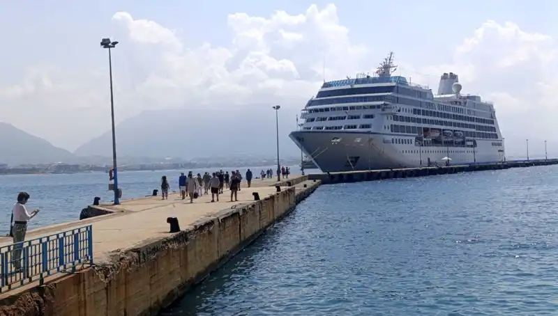 ABD’li Turistler Alanya'da Tatil Keyfi İçin Beyaz Kumsallarda!