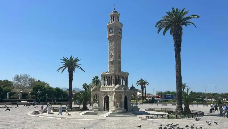 İzmir'de Cevapsız Sıcaklık: Meydanlar Boş, Hava Kavurucu!