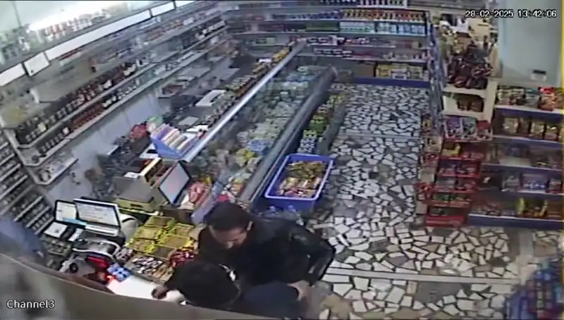 Cezaevi Firarisi Markette Bıçaklı Dehşet Saçtı: Güvenlik Kameraları Şokta