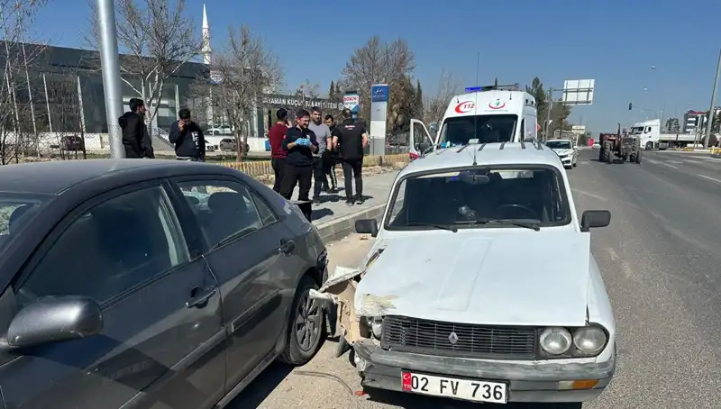 Park Halindeki Araca Çarpan Otomobilde 1 Yaralı ile Sonuçlanan Kaza